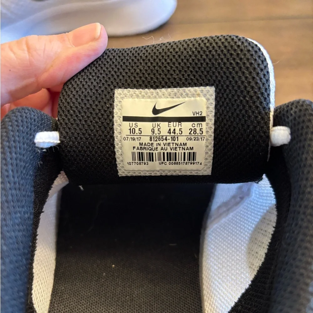 Nike Tanjun Men’s White and Black Sneakers - Picture 6 of 6